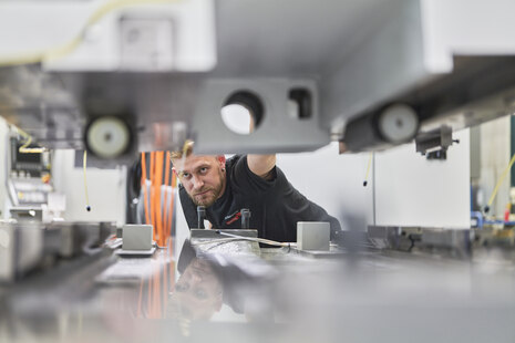 Ein Mitarbeiter an einer Maschine bei der Starrag GmbH in Chemnitz.