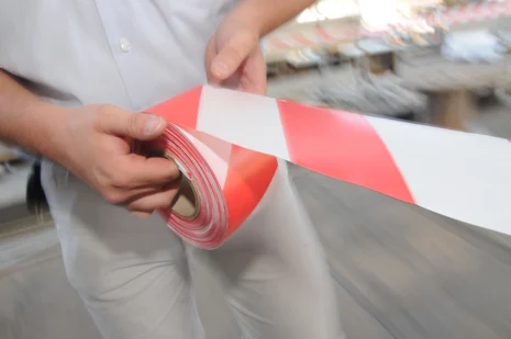 Rot und weiß gestreiftes Barriereband